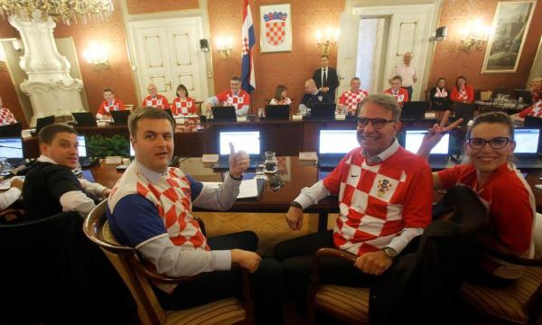 克罗地亚政府会议，集体穿球衣
