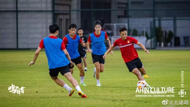 媒体人：黄博文张成林和广州队年轻球员一起训练