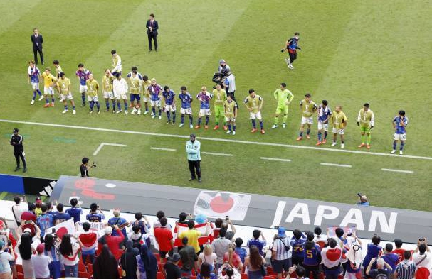 日本射门是对方3倍仍输球 赛后球员集体鞠躬道歉